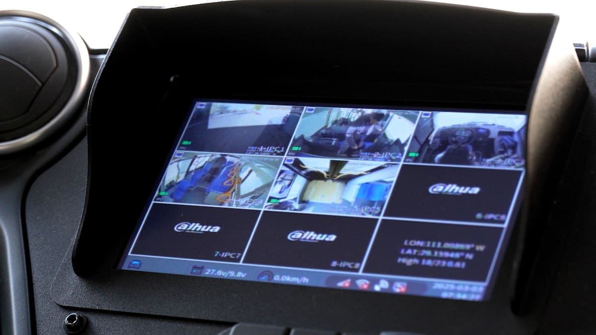 Cuando se cierran las puertas del HBus, el monitor activa todas las cámaras dentro a la unidad.