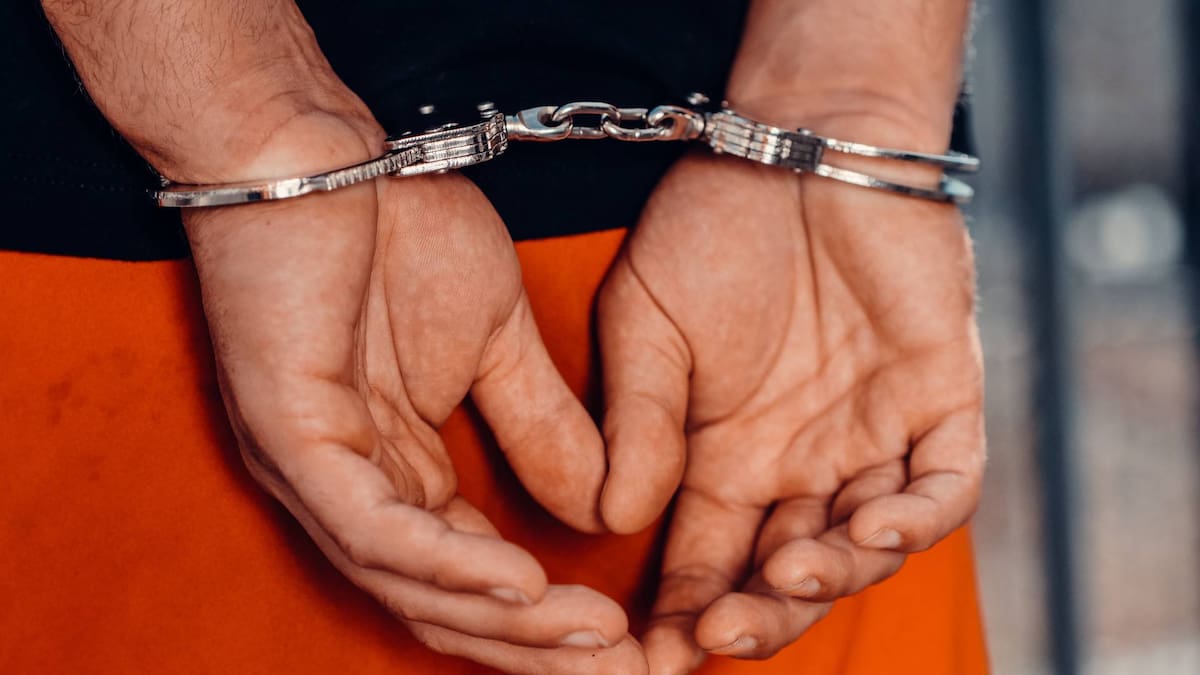 Descubren y suspenden a profesor de una escuela en Florida viendo pornografía en el salón de clases