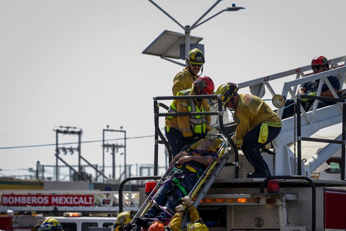 Rescatan a hombre tras sufrir golpe de calor en el techo de un local de comida en Mexicali