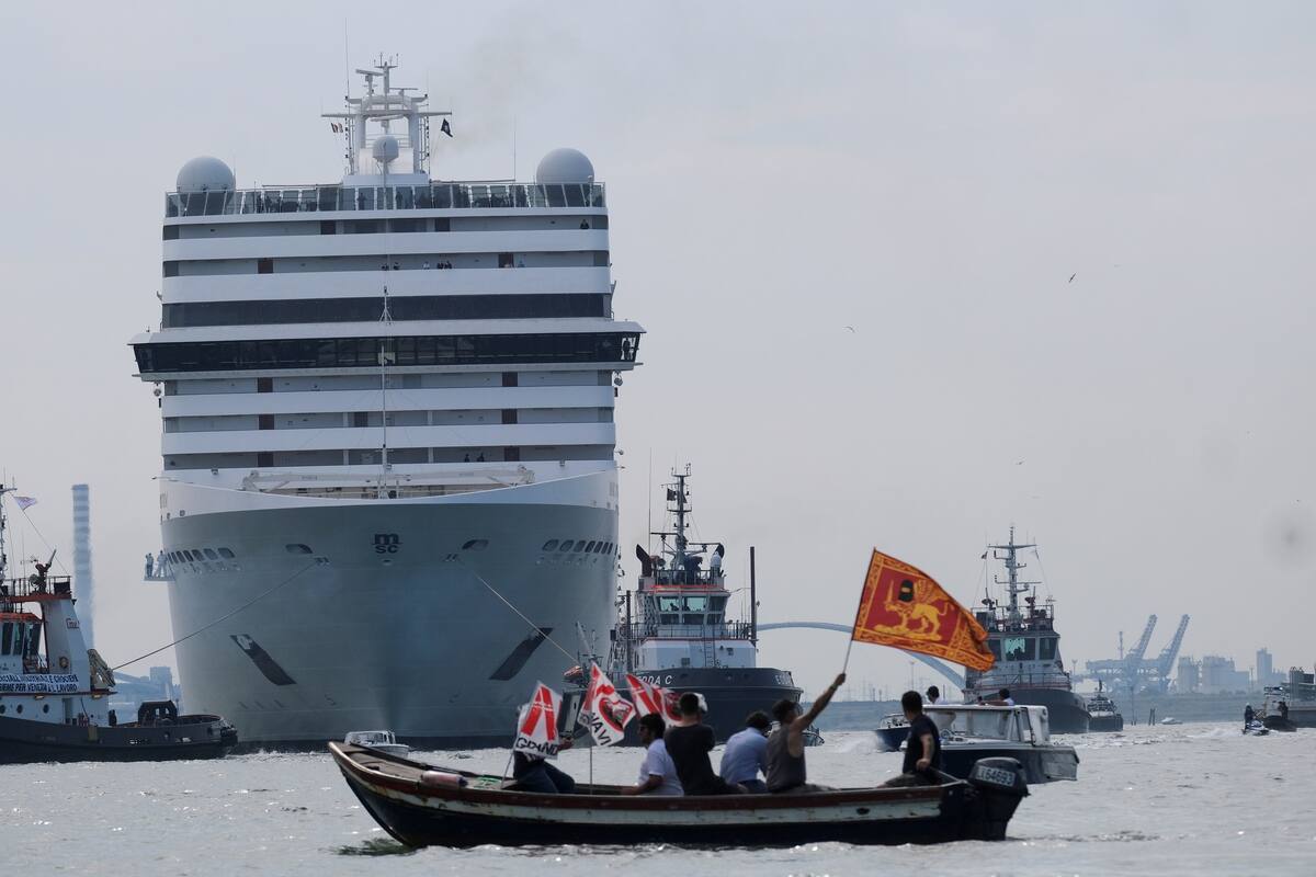 Los residentes de Venecia viajan en botes mientras protestan para exigir el fin de los cruceros que pasan por la ciudad de la laguna, ya que el primer crucero de la temporada de verano sale del puerto de Venecia, Italia, 5 junio 2021.
REUTERS/Manuel Silvestri