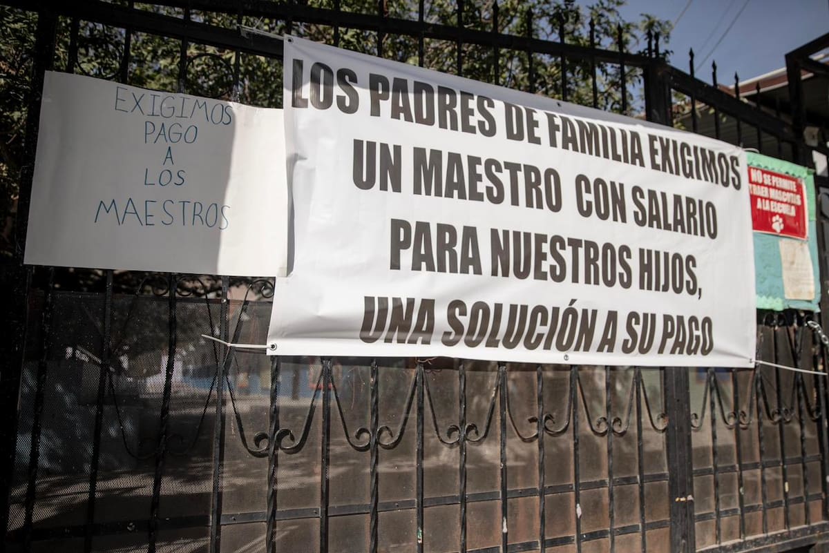 Un docente de tercer grado continúa frente a grupo pese a no recibir pago desde hace más de 16 meses, situación que motivó la toma del plantel por padres de familia. Foto: Border Zoom