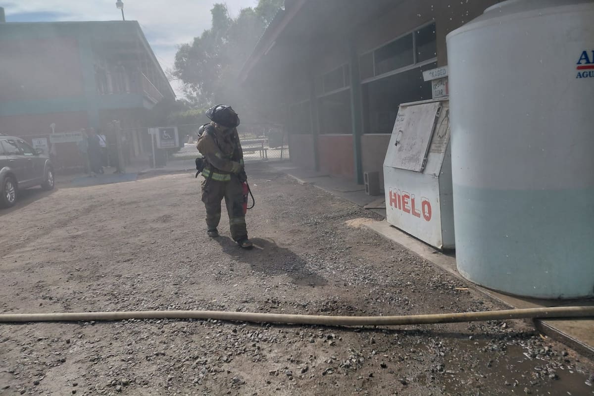 Incendio en cocina del CONALEP moviliza a Bomberos en San Luis Río Colorado