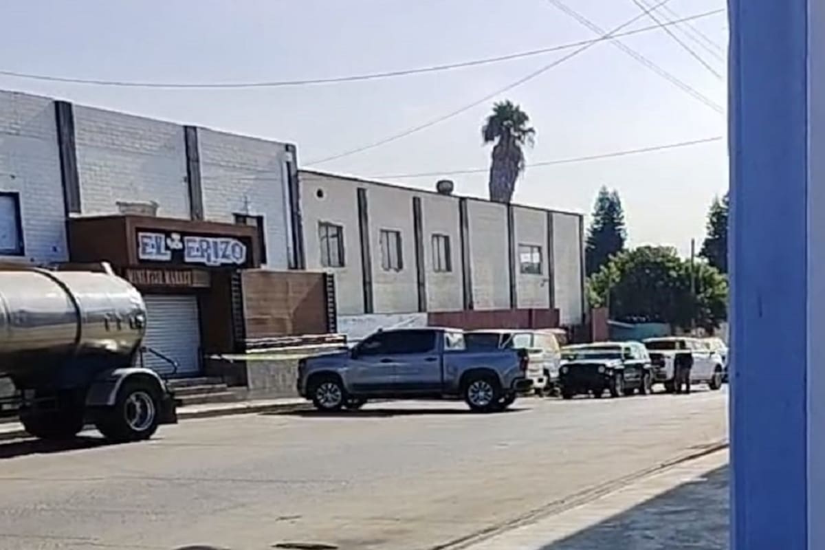 Asesinan a hombre frente a pescadería en zona Centro de Ensenada; recibió 10 disparos