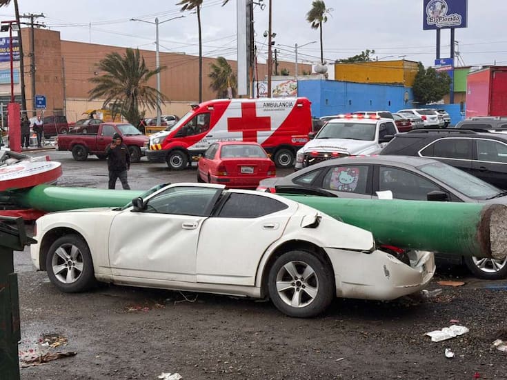 Se salvan de ser aplastados por letrero espectacular en El Soler