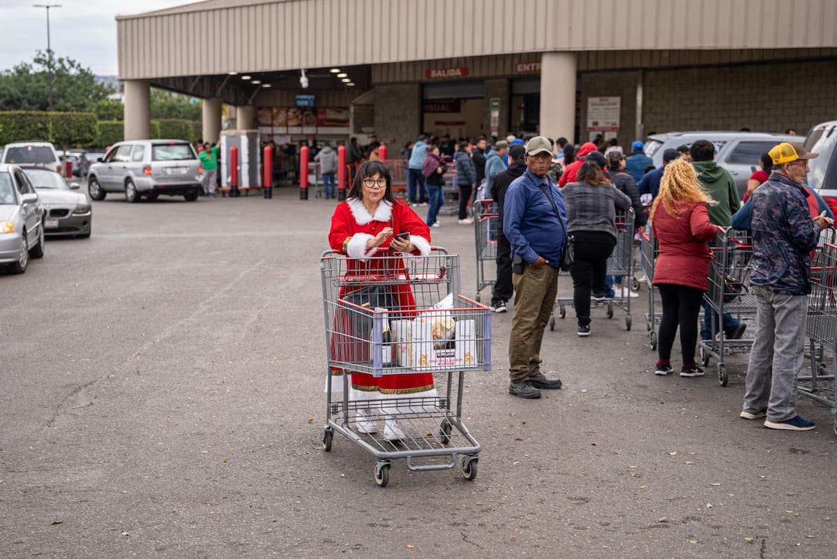 Compradores enfrentan esperas de hasta tres horas por productos tradicionales de la cena navideña. Foto: Border Zoom