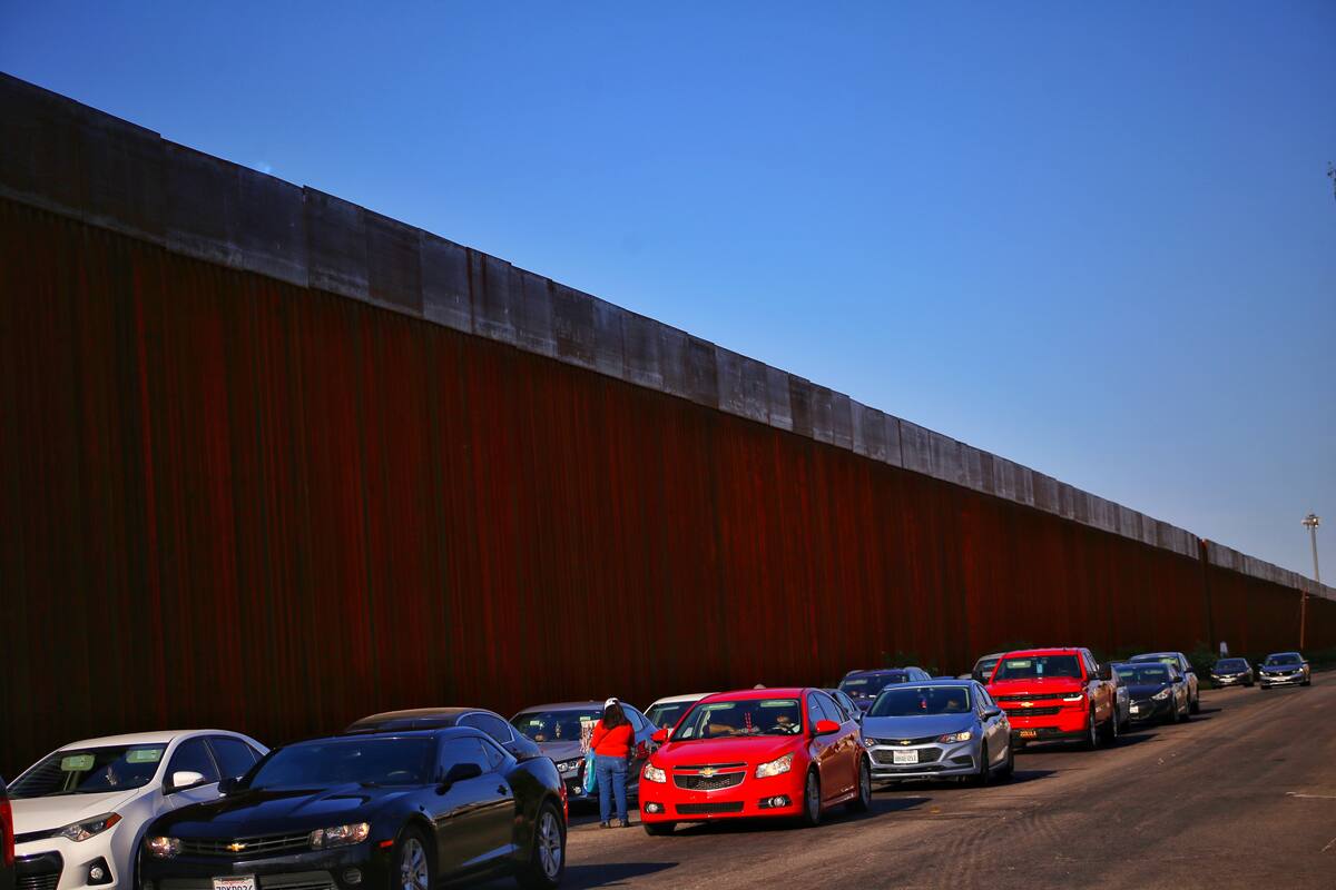 Registran largas filas en cruce fronterizo