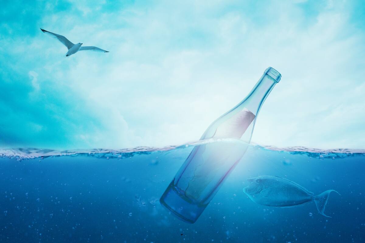 Escribe carta junto con su madre, la tira al mar en una botella y la recupera años después
