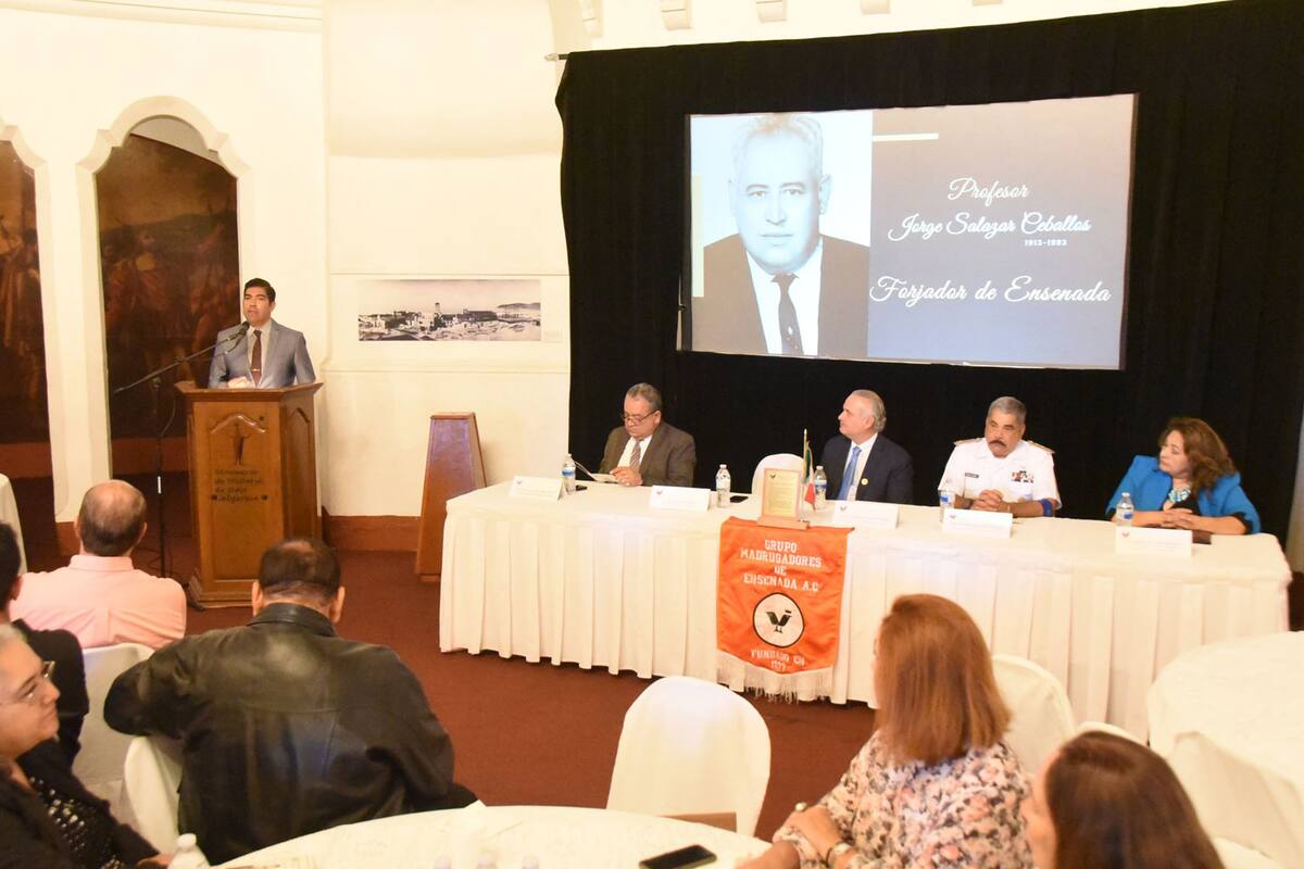 Entrega Alcalde reconocimiento Post mortem a Jorge Salazar Ceballos