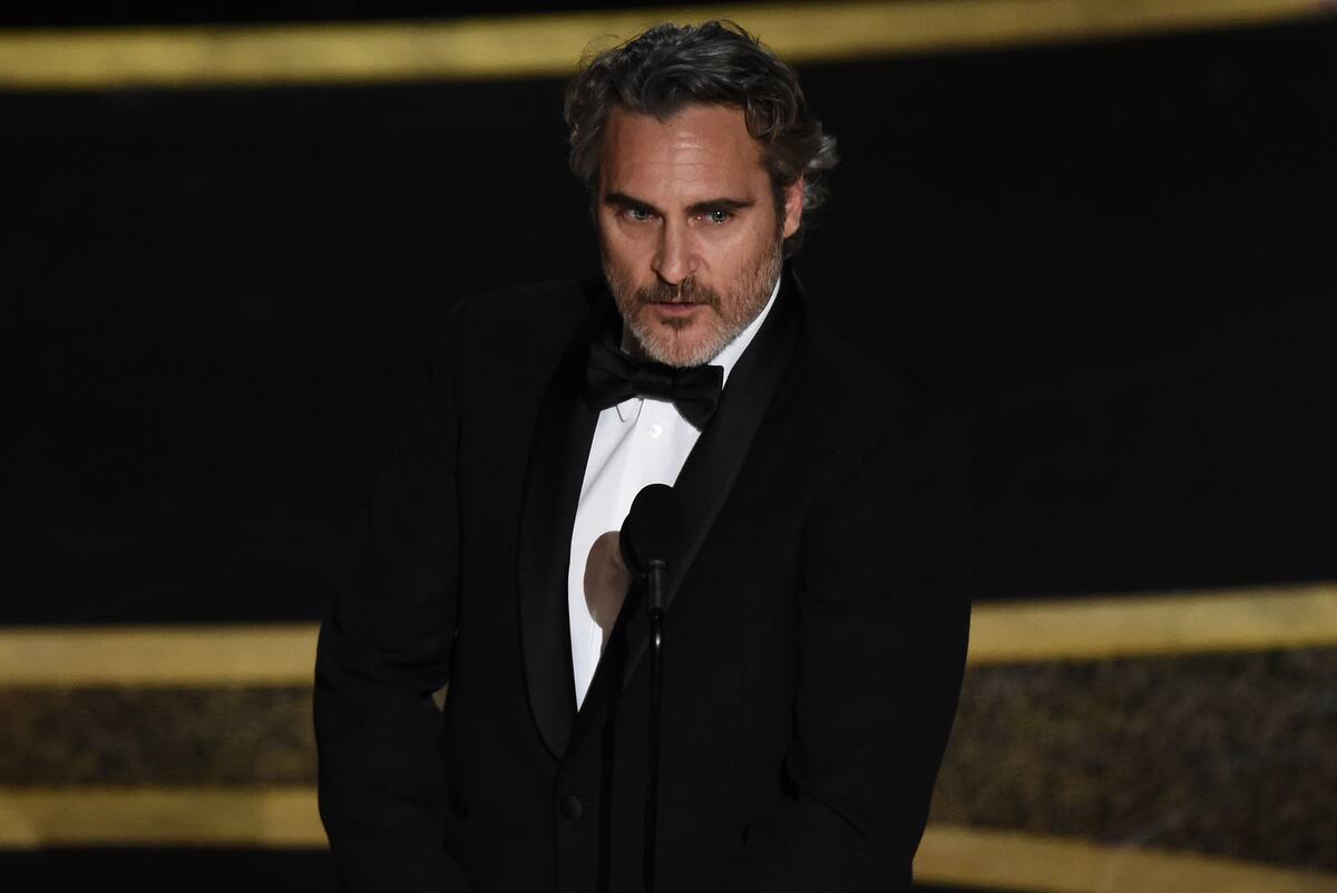 Joaquin Phoenix recibe el Oscar al mejor actor por "Joker", el domingo 9 de febrero de 2020 en el Teatro Dolby en Los Angeles. (AP Foto/Chris Pizzello)