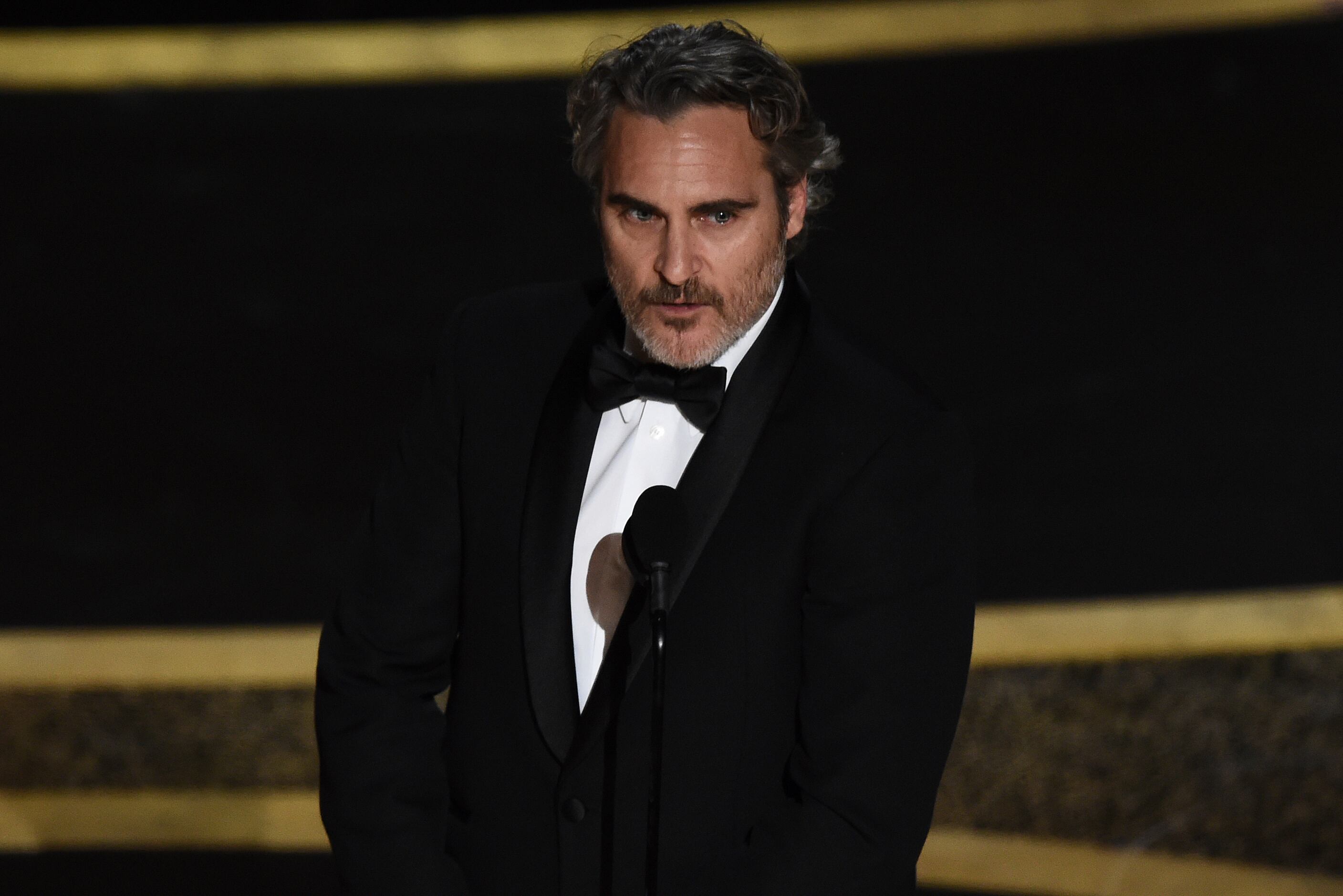 Joaquin Phoenix recibe el Oscar al mejor actor por
