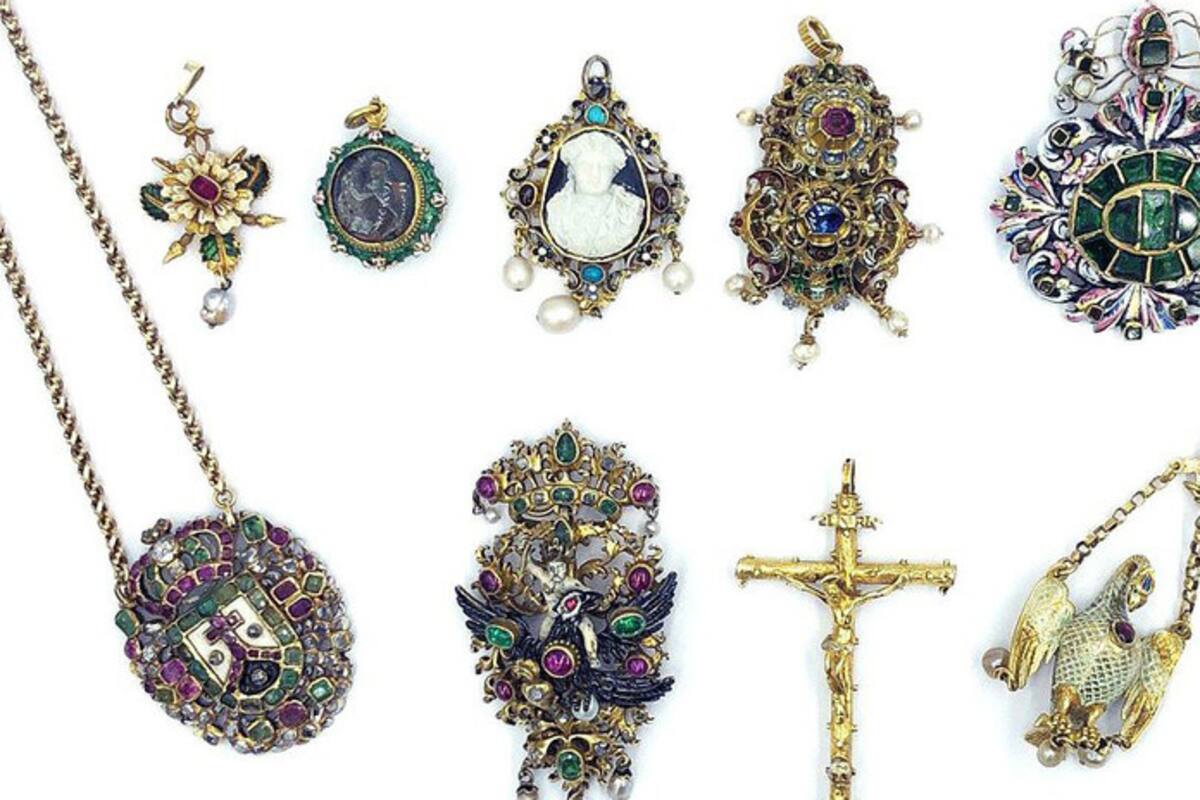 Encuentran más de 127 mil dólares en joyas en el congelador de una anciana fallecida