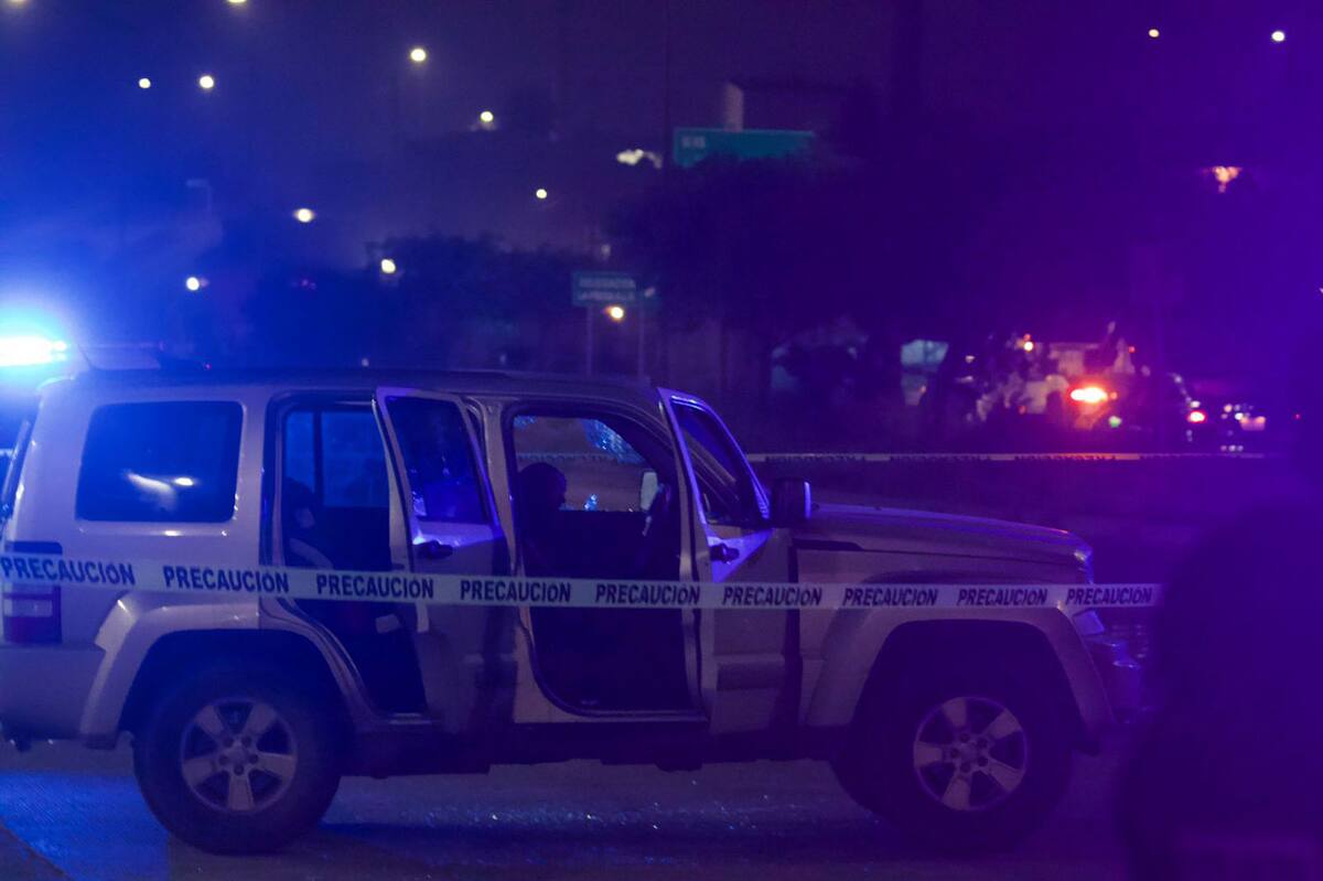Luego de engañar a los padres, la mujer procede a subir a los menores en una camioneta gris. Foto: Cortesía
