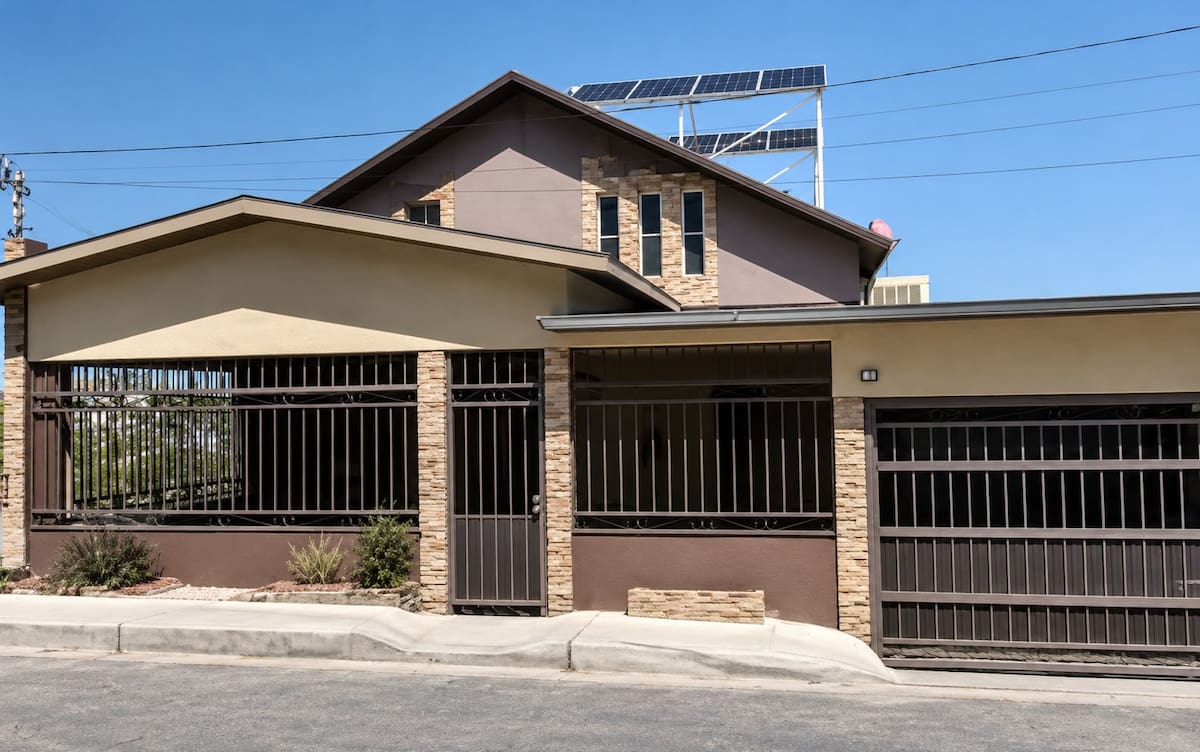 Escapa hombre de 65 años de una clínica geriátrica en Nogales, utilizó un pantalón y una chamarra para poder salir por la ventana.