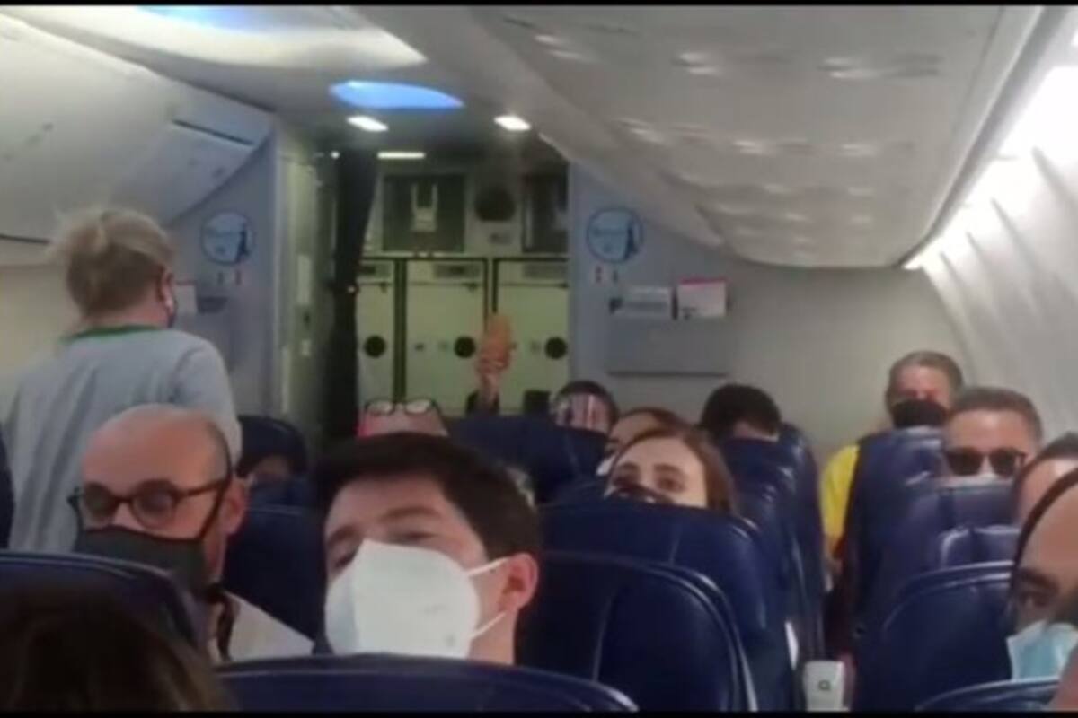 "Gajes del oficio": AMLO responde luego de que lo insultaran en avión