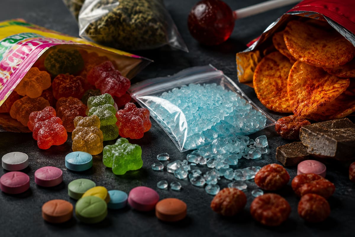 Alertan en México sobre el riesgo de drogas disfrazadas de dulces, gomitas y frituras entre menores; estos formatos aumentan consumo de sustancias entre menores de edad