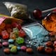 Alertan en México sobre el riesgo de drogas disfrazadas de dulces, gomitas y frituras entre menores; estos formatos aumentan consumo de sustancias entre menores de edad