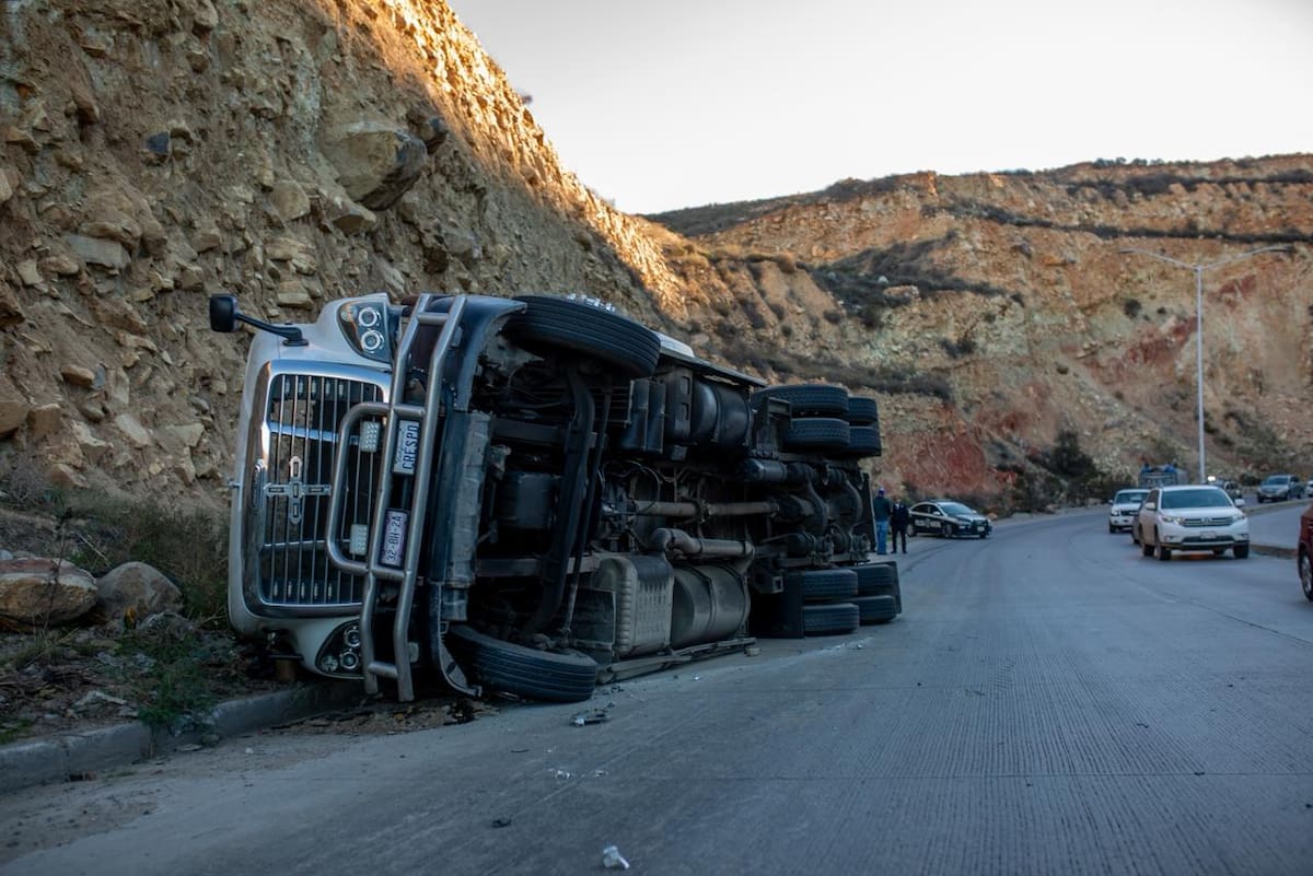 El conductor sólo presentaba algunos golpes leves que no requirieron su hospitalización. Foto: Border Zoom