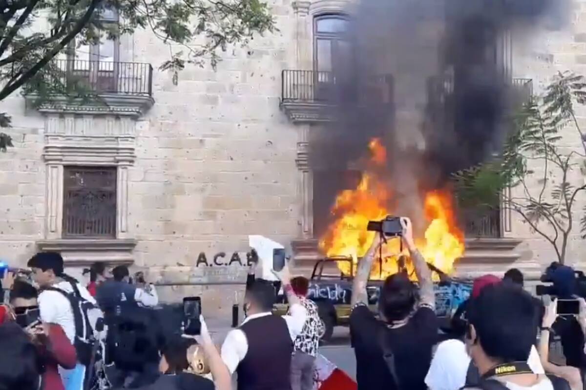 VIDEO: Realizan protesta y quema de patrullas por caso de Giovanni en medio de pandemia por Covid-19