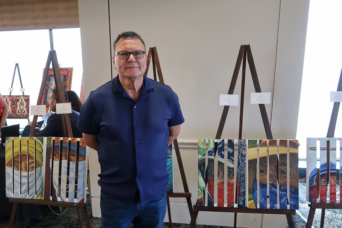 Artista mexicano ayuda a recaudar fondos para servicios legales de inmigrantes en San Diego