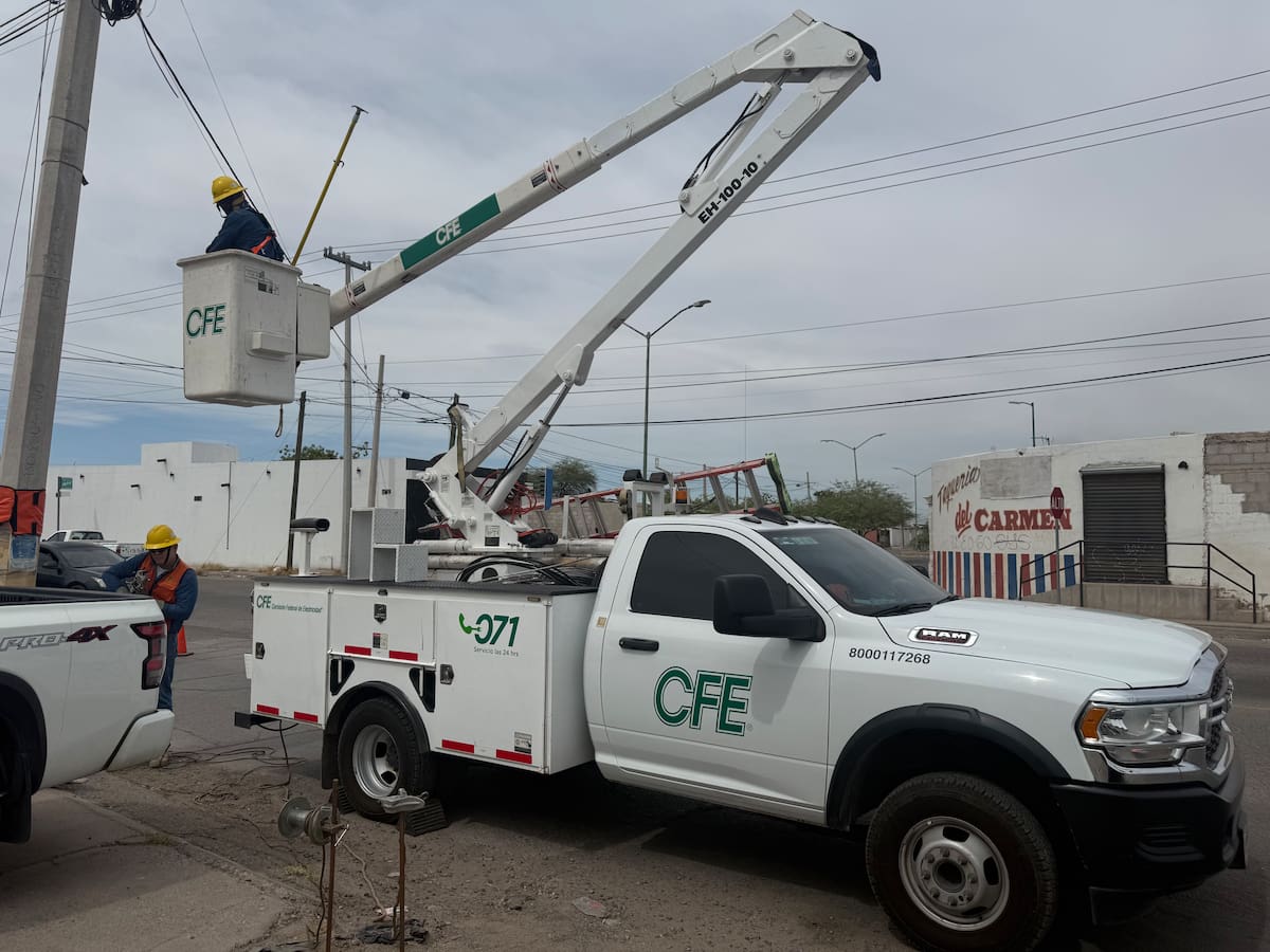 CFE realiza trabajos en el sector tras una falla en infraestructura eléctrica atribuida al robo de cableado.