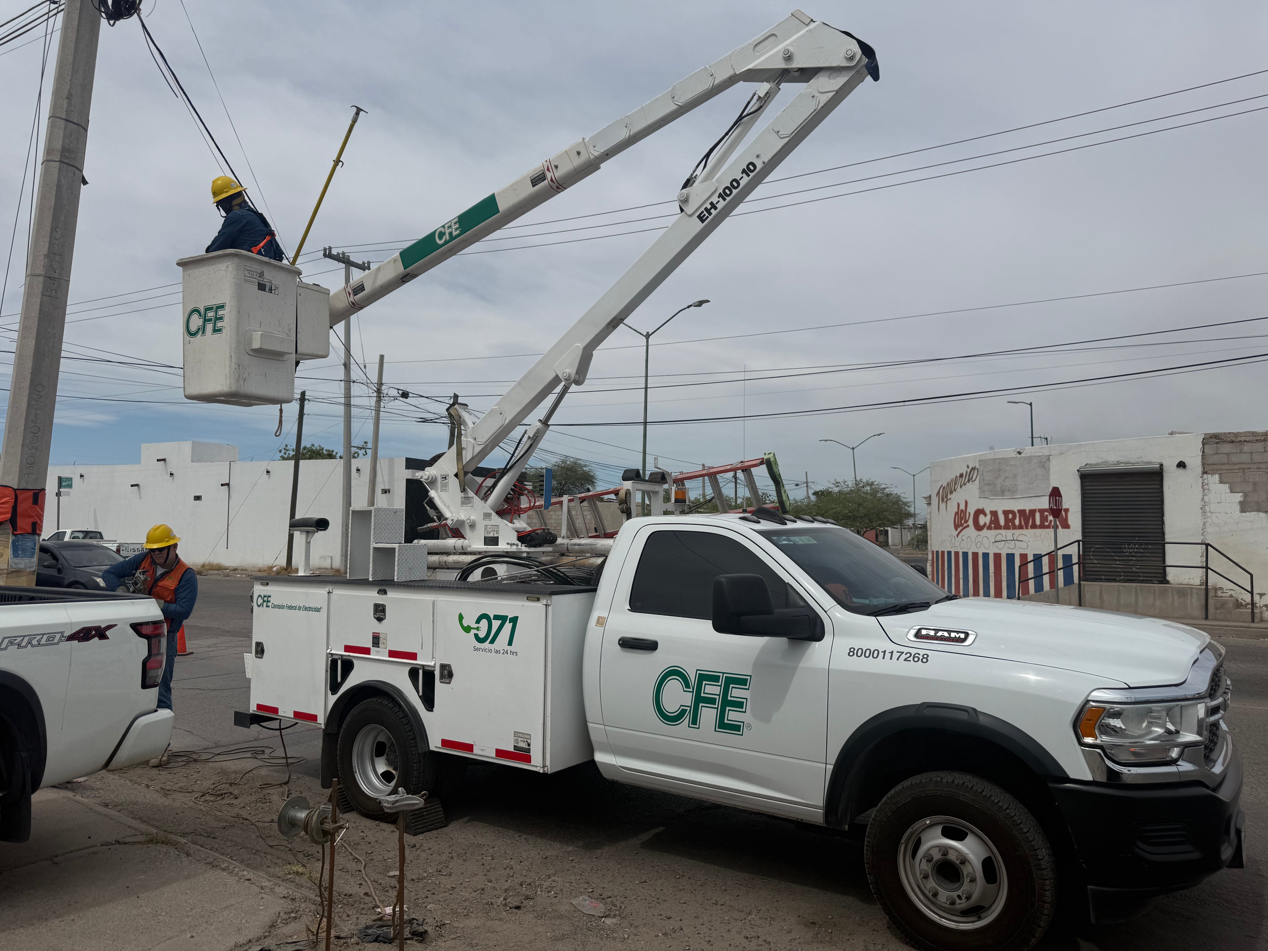 CFE realiza trabajos en el sector tras una falla en infraestructura eléctrica atribuida al robo de cableado.