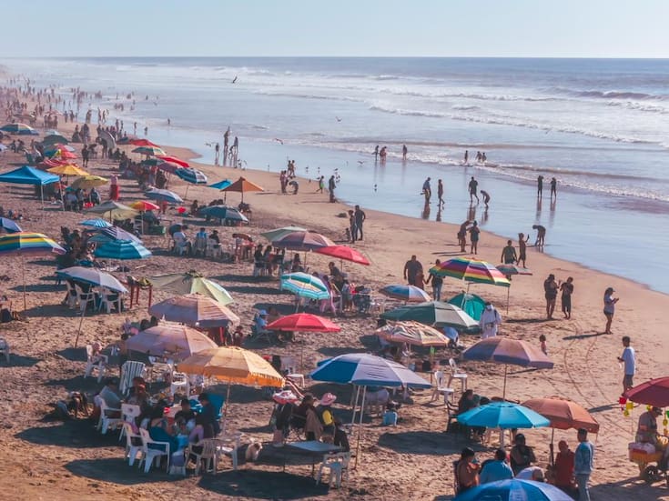 Playas de Tijuana se llenan de visitantes en un domingo soleado