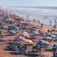 Playas de Tijuana se llenan de visitantes en un domingo soleado