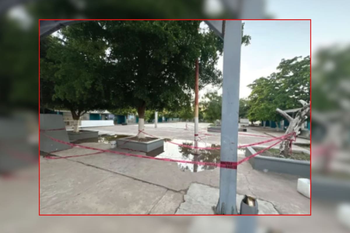 Colapsa drenaje en escuela primaria de Obregón y baja la asistencia de alumnos ante encharcamientos de aguas residuales