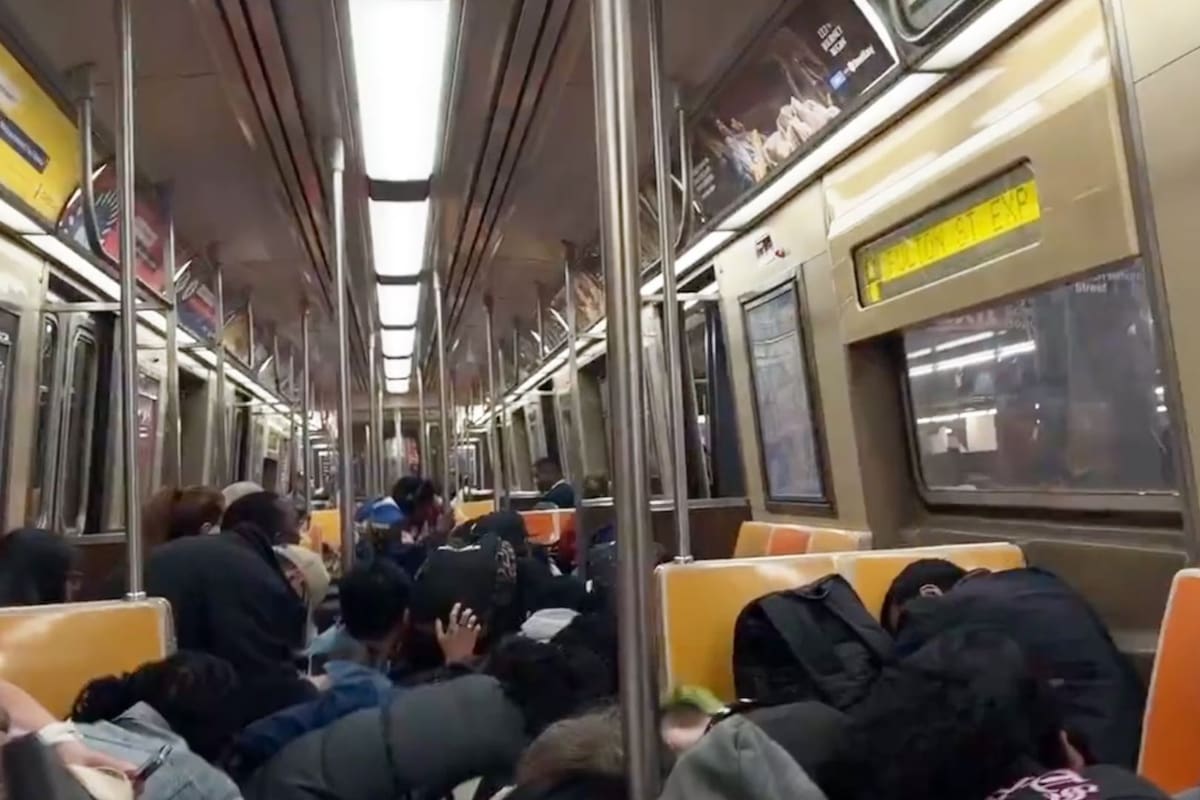 Testigos entran en pánico durante tiroteo en un metro de Nueva York