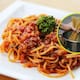 Los chefs coinciden en que el truco italiano para cocinar una pasta cremosa no es la crema, sino una combinación de agua de cocción, salsa caliente y movimiento