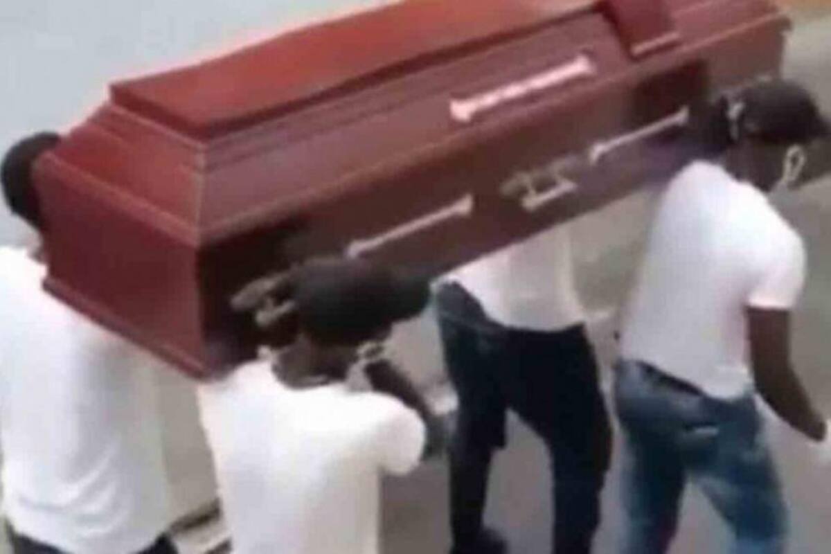 VIDEOS: Policías imitan baile con ataúd para crear conciencia sobre Covid-19