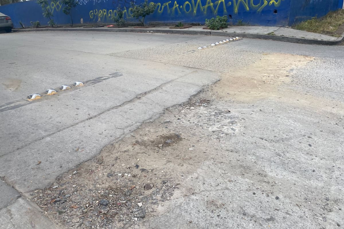 “Inundan” baches la calle Potrero del Llano en la Obrera 2da Sección