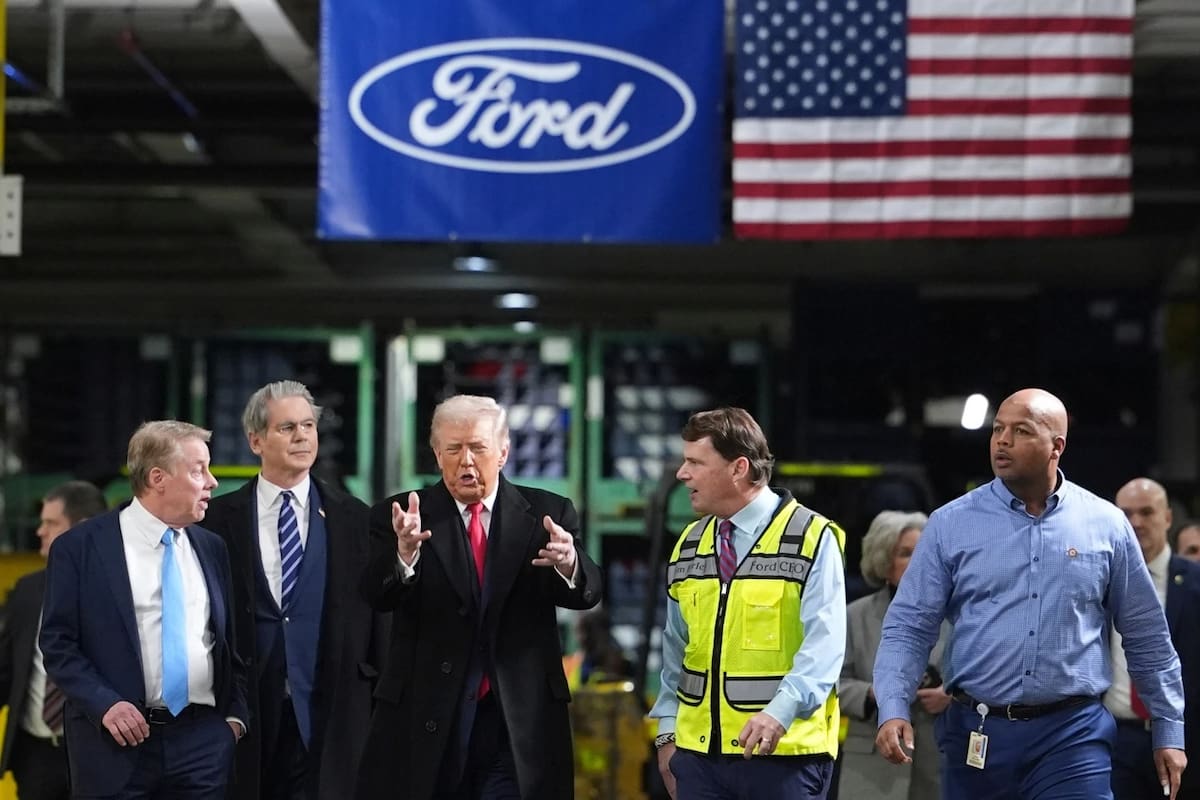 El presidente Donald Trump habla (de izquierda a derecha) con Bill Ford, presidente ejecutivo de Ford; el secretario del Tesoro, Scott Bessent; Jim Farley, director ejecutivo de Ford;
y Corey Williams, gerente de la planta de Ford River Rouge, durante un recorrido por el complejo Ford River Rogue, el martes 13 de enero de 2026, en Dearborn, Michigan. | Crédito: AP