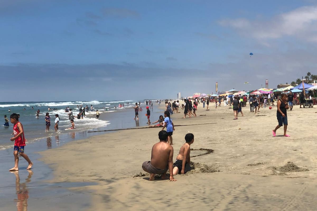 Disfrutan miles de personas del buen clima en la Playa de Rosarito