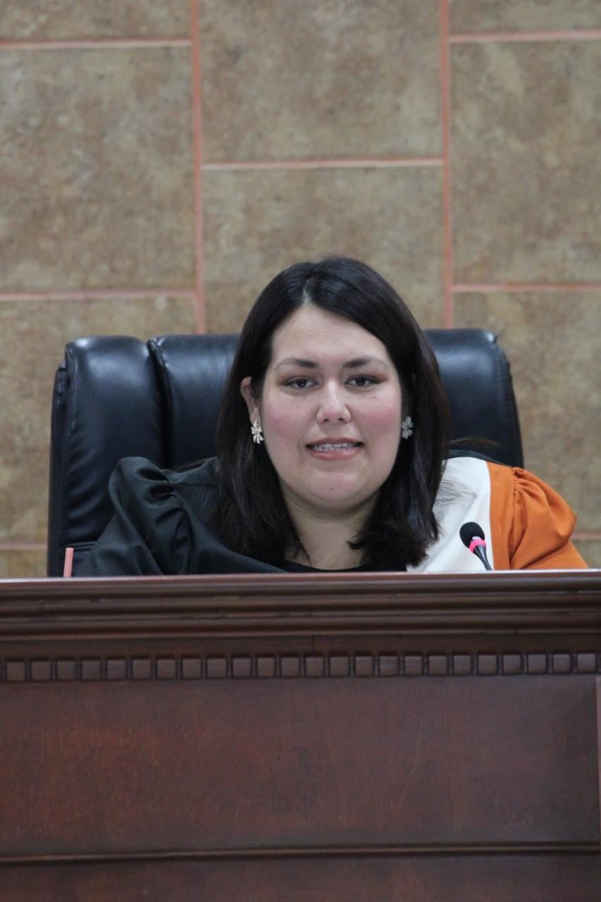 Le corresponde a la Diputada Presidenta de la Comisión del ramo, Julia González presentar el punto de acuerdo que es aprobado por el Pleno. Foto: Cortesía