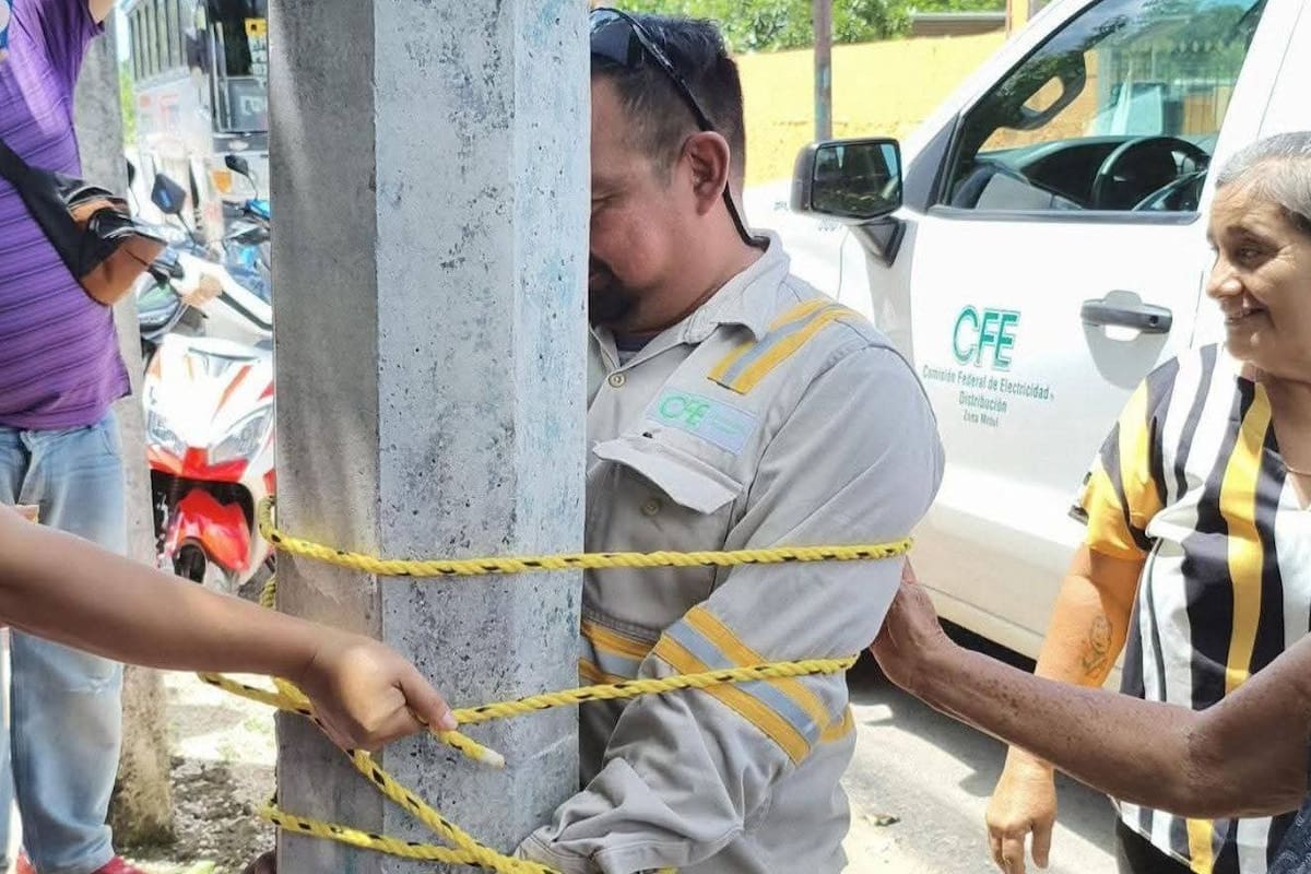 Amarran a trabajador de la CFE a poste en Yucatán por apagón