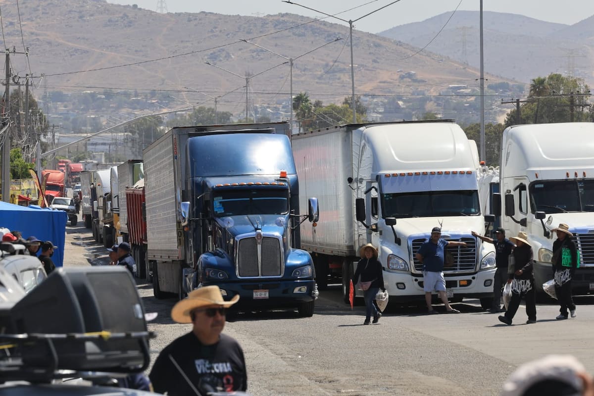 Maestros de la CNTE y residentes de Maclovio Rojas mantienen bloqueada la carretera libre Tijuana-Tecate, afectando a miles de automovilistas y al transporte de carga. Foto: Sergio Ortiz