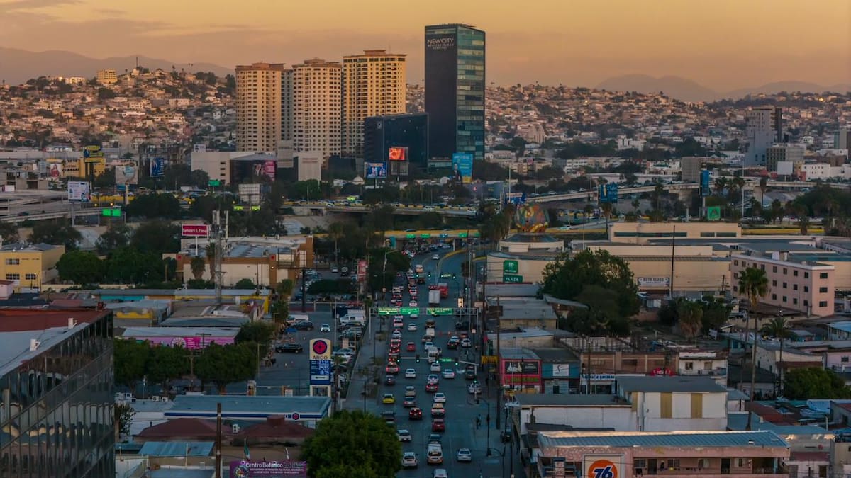 El flujo vehicular y de transporte público se intensificó este viernes 13 de febrero ante la proximidad del lunes feriado en Estados Unidos. Foto: Border Zoom