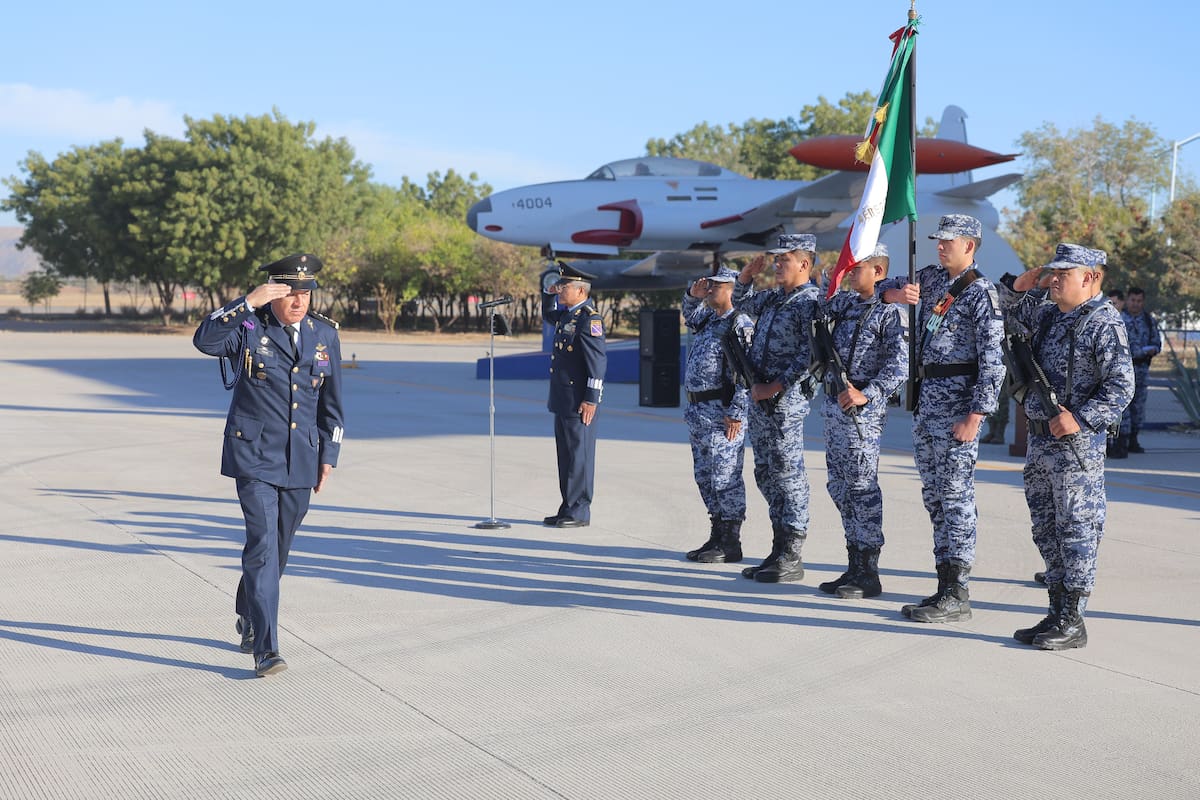 El general Frías rindió protesta como el nuevo comandante de la Base Aérea Militar número 18. | Crédito: Julián Ortega