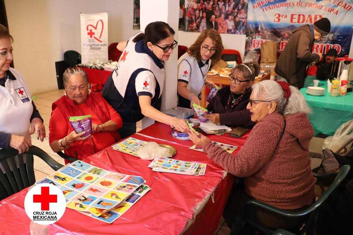 Entregan kit de limpieza a personas de la tercera edad de Rosarito