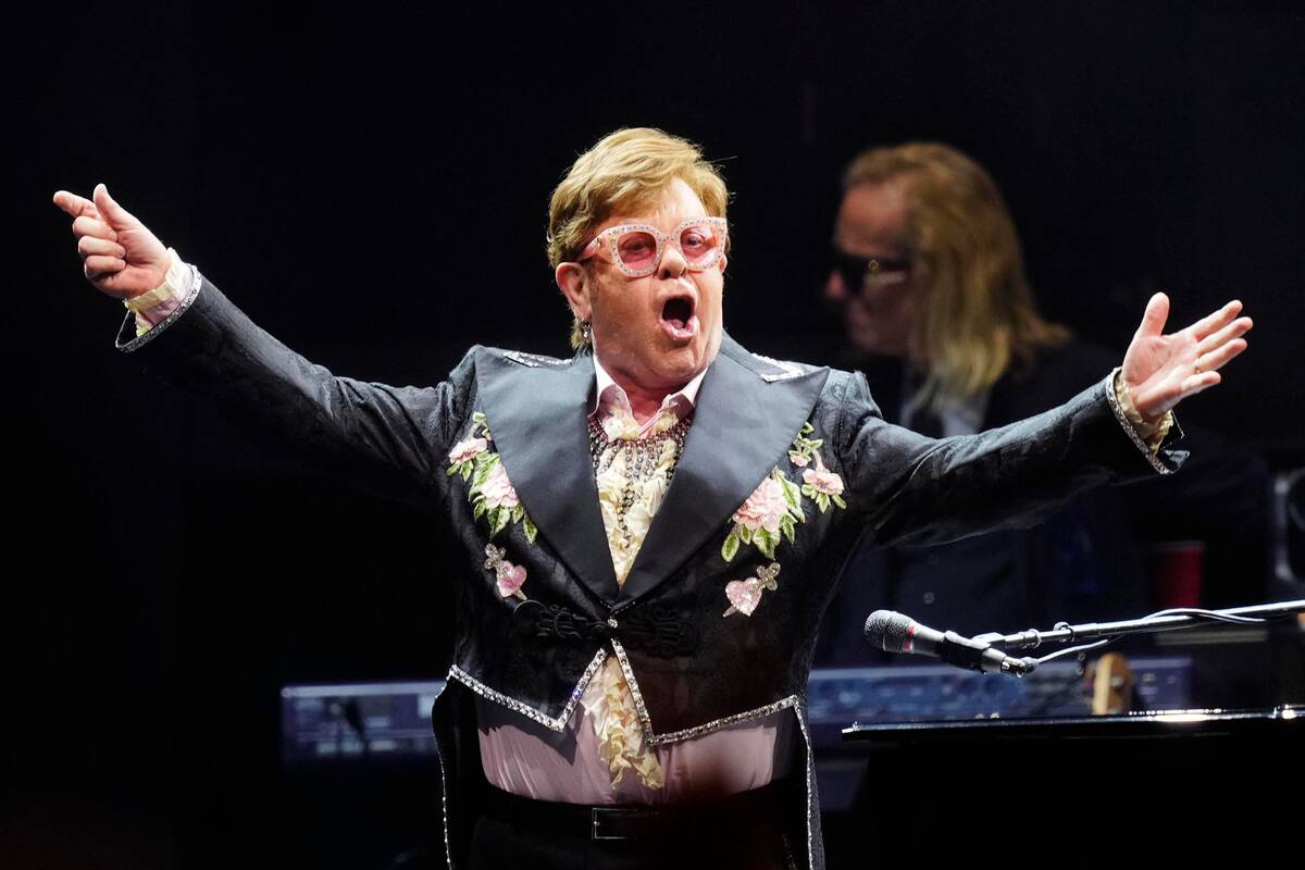 Objetos de Elton John con un valor estimado de diez millones de dólares, serán subastados