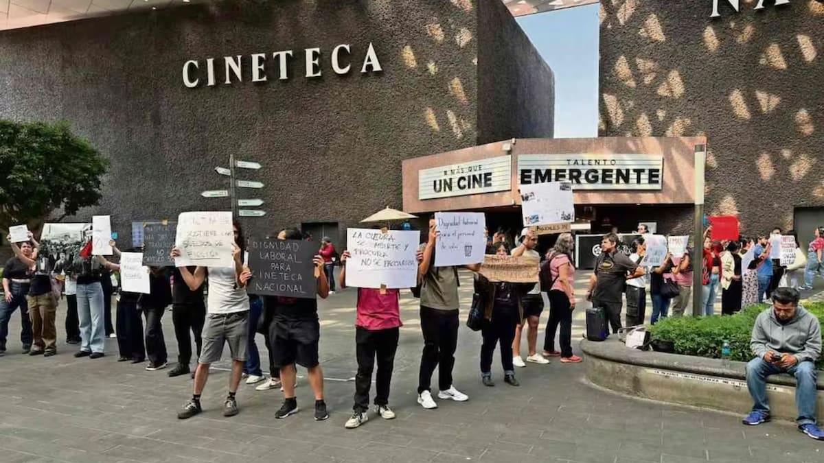 Trabajadores de la Cineteca exigen condiciones laborales dignas. (El Universal)