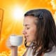 El mito es real: tomar café, té o caldos calientes sí ayuda a refrescarte porque disipa el calor corporal mediante la evaporación del sudor, pero debes evitar este método en climas húmedos para no deshidratarte