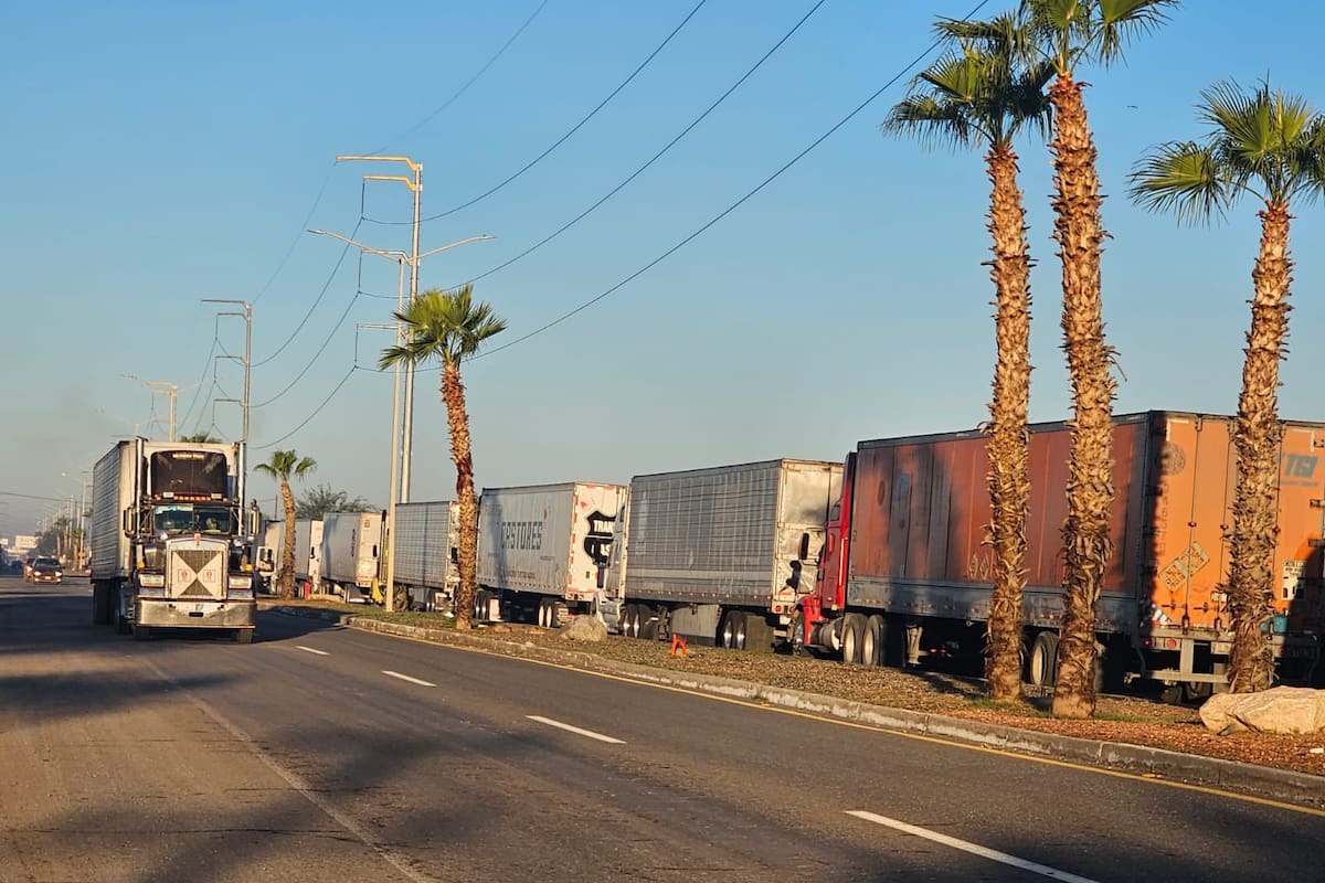 Hasta 10 horas de espera para cruzar por bloqueo carretero