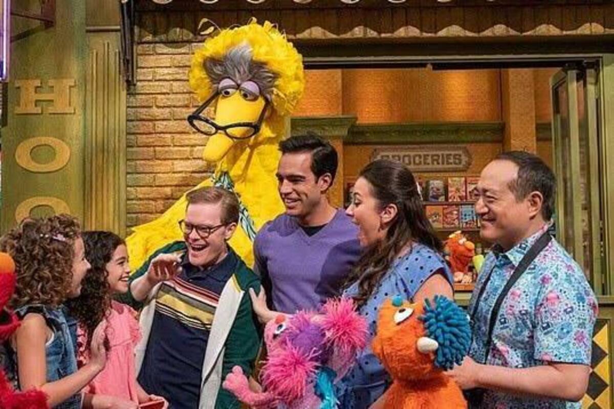 ¡Nuevos vecinos en Plaza Sésamo! Familia homoparental es bienvenida en el programa infantil