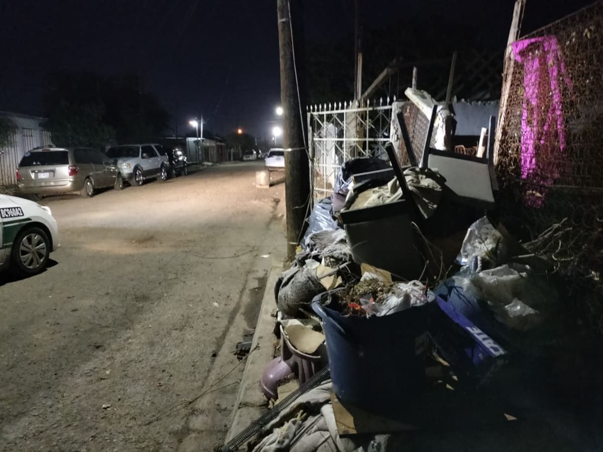 En avenida Alarcón del fraccionamiento Del Prado II, se localizó basura en el patio frontal de una casa y sobre la banqueta l Foto. Cortesía