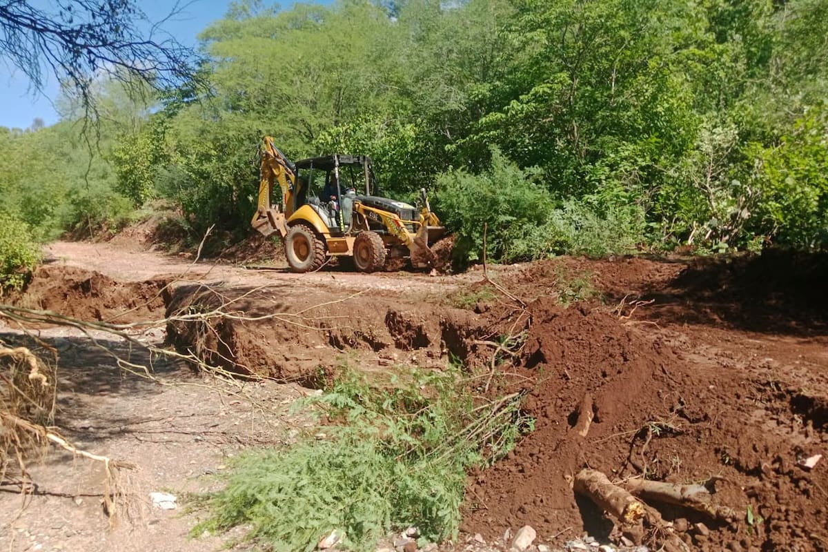 Rehabilitan en Álamos calles y caminos rurales dañados por el huracán Polo