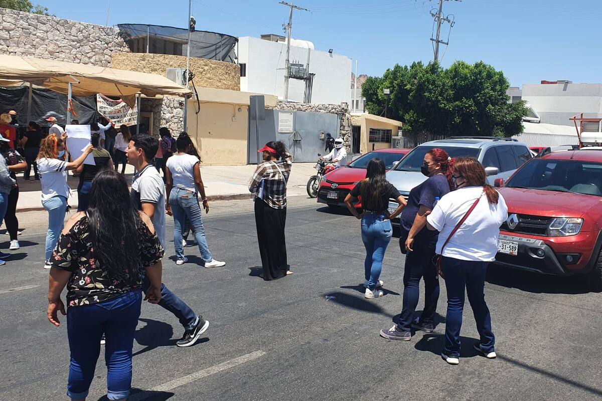 Familiares de internos del Cereso 1 bloquean bulevar exigiendo que permitan visitarlos