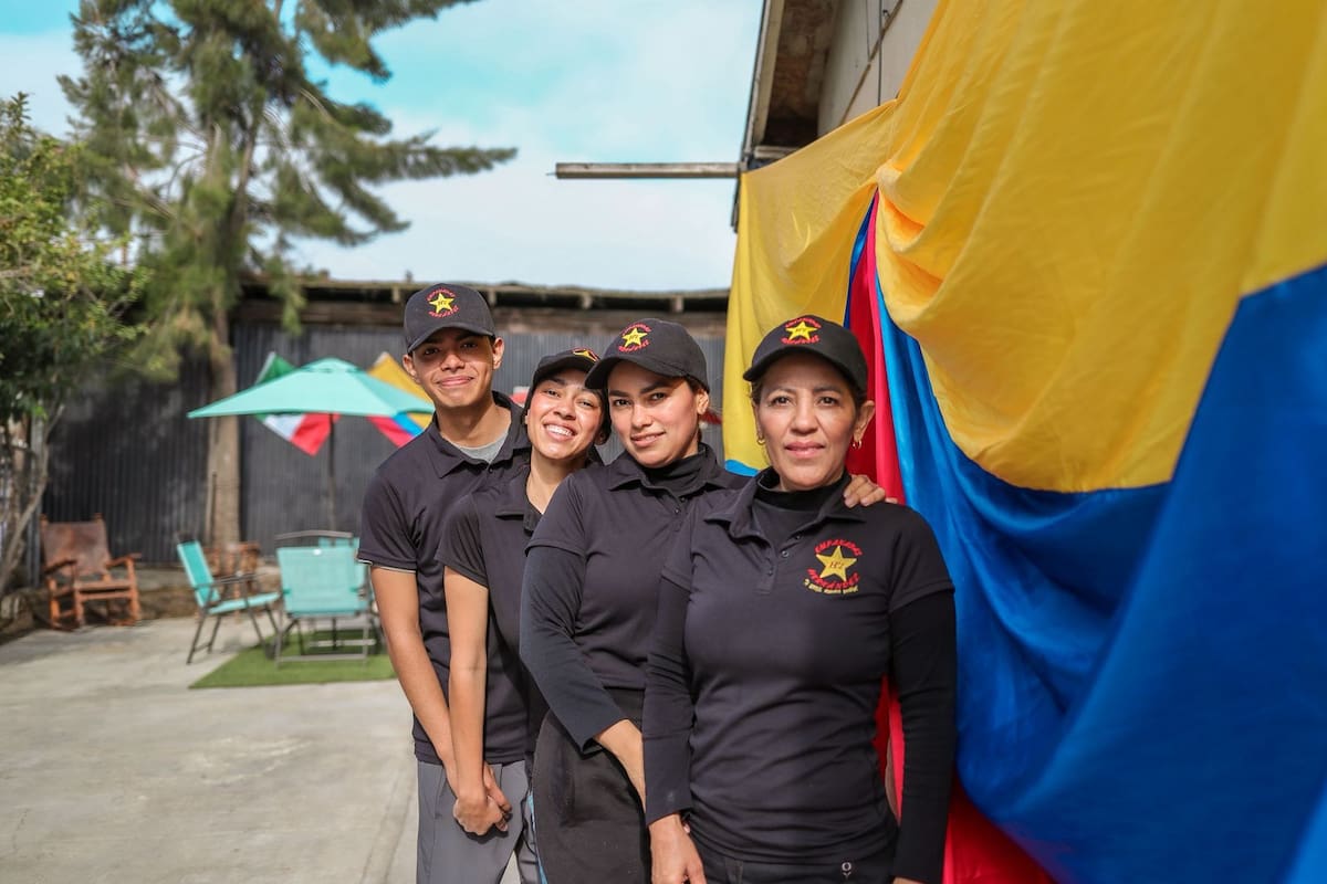 Familia de Colombia vende empanadas para salvarse en TJ