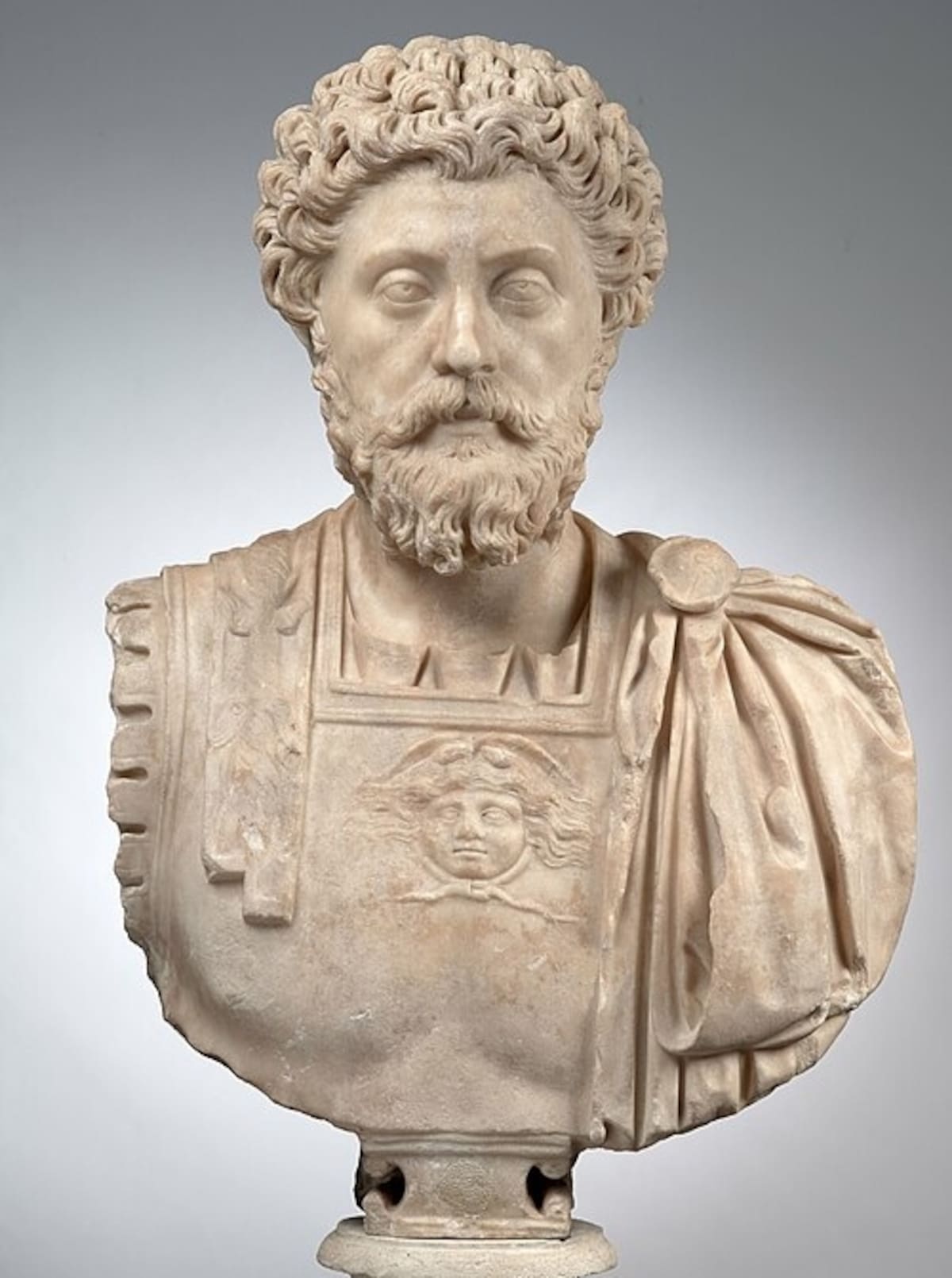 Marco Aurelio fue un emperador romano y filósofo estoico del siglo II, reconocido por sus escritos sobre disciplina mental, autocontrol y forma de vida. | Crédito: Daniel Martin / Photothèque du musée Saint-Raymond / Wikimedia Commons (CC BY-SA 4.0)